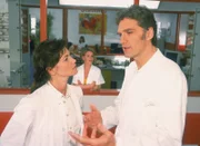 Schmidt (Walter Sittler) ist von seiner neuen Kollegin Dr. Müller (Sabine Vitua, l.) begeistert. Nikola (Mariele Millowitsch) beobachtet die beiden mit Skepsis.