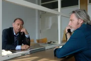 "Soko Donau", "Die Fäden in der Hand." Carl erwacht in einer heiklen Situation: Neben ihm liegt ein Toter, er kann sich an nichts erinnern. Die Indizienlage ist erdrückend: Simon muss ihn festnehmen. Carl ahnt, dass er seine Schuldlosigkeit nur mit eigener Ermittlung beweisen kann, doch soll er sich seinen Kollegen widersetzen? Es gibt zwei mögliche Wege, mit dieser Situation umzugehen, wie soll Carl sich entscheiden? Im Bild (v.li.): Dietrich Siegl (Oberst Dirnberger), Stefan Jürgens (Carl Ribarski).