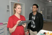 Jessica (Nina Ensmann) wundert sich, dass Nihat (Timur Ülker) von Lilly anscheinend eine Fehlinformation bekommen hat.