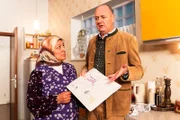 Hubert (Bernhard Ulrich) findet in Sevims (Özay Aslanhan) Wohnung seinen Brief, den er an Martin adressiert hatte.