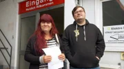 Petra und Sohn Pascal wollen sich nach einem neuen Herd umschauen