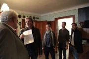 Mitglieder des Teams der SOKO Wien kommen mit dem Durchsuchungsbeschluss ins Gasthaus zu Kurt und Toni Saller. V.l.n.r.: Kurt Saller (Michael Rastl), Major Carl Ribarski (Stefan Jürgens), Gruppeninspektorin Penny Lanz (Lilian Klebow), Toni Saller (Michael Edlinger), Bezirksinspektor Simon Steininger (Michael Steinocher).