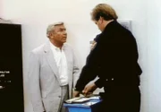 Ben Matlock (Andy Griffith, li.) werden Fingerabdrücke entnommen.