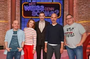 Moderator Kai Pflaume (M.) und seine Rateteam-Kapitäne Bernhard Hoëcker (l.) und Elton (r.) begrüßen in dieser Sendung die Schauspielerin Annette Frier (2.v.l.) und den Schauspieler Christoph Maria Herbst (2.v.r.).