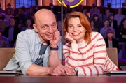 Rateteam-Kapitän Bernhard Hoëcker (l.) und die Schauspielerin Annette Frier (r.) bilden ein Rateteam.