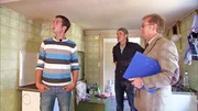 Mathias und Stefan brauchen mehr Platz für ihre künftige Männer-WG. Der ersteigerte Bauernhof mit dem 1600 Quadratmeter großem Grundstück gleicht eher einer Ruine als ein bewohnbares Haus.