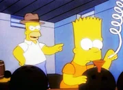 Unter der Anleitung seines Vaters Homer füllt Bart die Bowlingkugeln mit Bier.