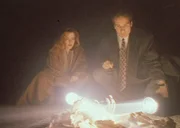 Fassungslos stehen Scully (Gillian Anderson, l.) und Mulder (David Duchovny, r.) vor den Überresten des Teufelsanbeters Jim Ausbury, der offenbar selbst das Opfer eines Zaubers geworden ist.