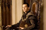 Auch wenn er bei der ersten Verhandlung den Kürzeren gezogen hat, versucht Henry VIII. (Jonathan Rhys Meyers) weiterhin alles, um die Scheidung mit Katharina durchzusetzen. Mittlerweile liebäugelt er sogar mit den Reformatoren ...