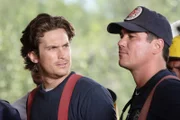 Will (Oliver Hudson) und Brad Malloy (Dean Cain,r.) werden in die Teams eingeteilt, die nach verschütteten überlebenden in der Stadt Sun Vally suchen sollen.