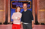 Als Kandiat:innen zu Gast bei "Wer weiß denn sowas?": Die Schauspielerin Annette Frier (l.) und der Schauspieler Christoph Maria Herbst (r.).