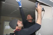 Ingo (li.) und Danilo kümmern sich um die Decke...