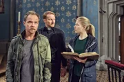 L-R: Micha Oberländer (Matthias Koeberlin), Pfarrer Hermann Schwab (Maximilian Dirr), Hannah Zeiler (Nora Waldstätten).