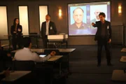 Als Rossi (Joe Mantegna, r.) zusammen mit Prentiss (Paget Brewster, l.) und Stephen Walker (Damon Gupton, M.) eine Unterrichtsstunde zum Thema Profiling hält, bekommt er plötzlich einen Anruf von dem Serienkiller Tommy Yates, der ihm den Aufenthaltsort seines letzten Opfers gibt. Ein Wettlauf mit der Zeit beginnt ...