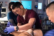 Nach der Behandlung einer Patientin mit bipolarer Störung und deren Abhängigkeit von Lithium, kommen Dr. Chois (Brian Tee) eigene Probleme ans Licht.