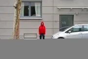 Zoé (Annika Schrumpf), ein geheimnisvolles Mädchen im roten Hoodie, taucht immer wieder wie aus dem Nichts auf und versetzt Hannah in Angst und Schrecken.