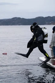Bergen, Norway - Gordon Ramsay diving for scallops, urchins and clams in the frigid waters of Norway. (Credit: National Geographic/Justin Mandel)