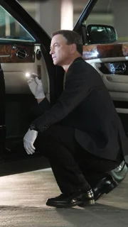 Mac Taylor (Gary Sinise) untersucht den Wagen, in dessen Kofferraum eine weibliche Leiche gefunden wurde, die seiner entführten Freundin Christine täuschend ähnlich sieht...
