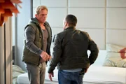 Paul (Daniel Roesner, l.) ist neben seiner toten Freundin aufgewacht und weiß nicht, was passiert ist. Semir (Erdogan Atalay) will wissen was mit Paul los ist, aber der schweigt und verschwindet.