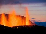 Der beeindruckende „Rote Eruption“ des Eyjafjallajökull überrascht selbst die vulkanerfahrenen Isländer. Etwa alle fünf Jahre bricht auf der Insel ein Vulkan aus.