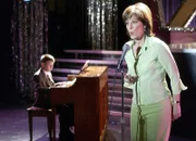 Erik Per Sullivan (Dewey), Jane Kaczmarek (Lois).