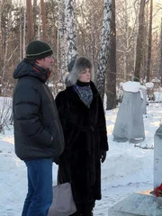Mike und Maria am Denkmal für die Dyatlov 9 auf dem Friedhof von Jekaterinburg.