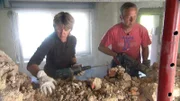 Papa Normen (49, Fliesenleger) und Mama Gabi (48) im Bauwahn...