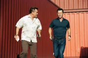 Sam (Bruce Campbell, l.) und Michael (Jeffrey Donovan) flüchten vor einer CIA-Agentin, die es sich zur Lebensaufgabe gemacht hat, die Spione hinter Gitter zu bringen.