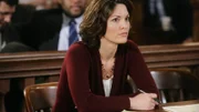 Staatsanwältin Rubirosa (Alana De La Garza) verfolgt aufmerksam dem Prozess, bei dem die Verteidiger der Gegenseite ganze Arbeit geleistet haben.