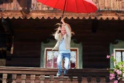 Frühling Mit Regenschirmen fliegen Nur Unsinn im Kopf: Nele Richter als Mathilda