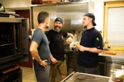 Der Pächter des Stöhrhauses Florian und Sohn Max in der Küche mit Marcus Fahn