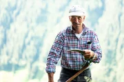 Einsam und idyllisch liegt das Villgratental in Osttirol. Wer sich ganz auf sich selbst zurück geworfen fühlen möchte, der kommt hierher. Und natürlich gibt es sie hier auch, die Leute, die hier aufgewachsen sind und gar nichts anderes kennen als diesen innigen Kontakt mit den Bergen, der Sonne und dem Himmel. Im Bild: Altbauer Steidl, Innervillgraten, Osttirol.