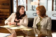 "Drop Dead Diva", "Die Chinesische Mauer." Deb glaubt zu träumen, als aus heiterem Himmel ihre Mutter im Büro steht. Die Freude weicht der Ernüchterung, als sie den Grund für ihr Kommen erfährt: Debs Mutter will sich scheiden lassen und Jane die juristische Vertretung in dieser Angelegenheit übertragen - nicht ahnend, dass es sich bei Jane um ihre totgeglaubte Tochter Deb handelt. Zusammen mit Kim übernimmt Deb außerdem die Klage gegen eine aufs Klonen spezialisierte Firma, die ihren Kunden anscheinend falsche Versprechungen macht. Im Bild (v.li.): Brooke Elliott (Jane Bingum), Sharon Lawrence (Bobbi Dobkins).