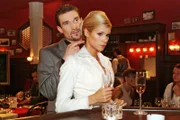 Richard (Karim Köster, l.) demonstriert Sabrina (Nina-Friederike Gnädig, r.) gegenüber seine Macht.