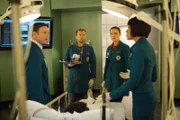 V.l.: Dr. Jacobs (Mackenzie Astin), Hodgins (T.J. Thyne), Brennan (Emily Deschanel) und Cam (Tamara Taylor) befürchten, dass die Situation mit dem Virus außer Kontrolle gerät.