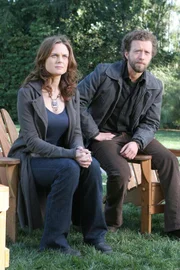 Dr. Brennan (Emily Deschanel) und Dr. Hodgins (T.J. Thyne) finden anhand von Erdresten heraus, in welchem Garten die Leiche aus dem Kofferaum begraben war. Dort angekommen, machen sie eine erstaunliche Entdeckung...