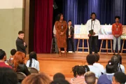 Jacob Hill (Chris Perfetti, l.), Ava Coleman (Janelle James, 2.v.l.), Gabe (Shwayze, 2.v.r.)