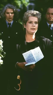 Uschi (Barbara Freier, Mi.) hält an Susannes Grab eine bewegende Trauerrede (hi.li. Uta Prelle; hi.re. Egon Hoffmann).