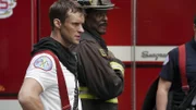 Matthew Casey (Jesse Spencer l.) und Wallace Boden (Eamonn Walker )  Die Verwendung des sendungsbezogenen Materials ist nur mit dem Hinweis und Verlinkung auf TVNOW gestattet.