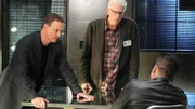Mac Taylor (Gary Sinise, l.) und D.B. Russell (Ted Danson, M.) vernehmen einen Verdächtigen und erhoffen sich Hinweise auf den Verbleib von Macs entführter Freundin.