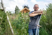 Zum Finale geht es nach Warburg in Ostwestfalen. Auf 10.000 qm legt Torben Sauerland einen essbaren Waldgarten an. Nach den Regeln der Permakultur soll hier ein sich selbst erhaltendes Ökosystem entstehen, in dem der Minimalist im selbst gebauten 15qm Tiny Haus aus Lehm auch leben möchte. Der ehemalige IT-Projektmanager hat sein Leben komplett umgekrempelt, den Job an den Nagel gehängt, um im Einklang mit der Natur leben zu können.