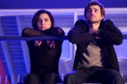 Alycia (Melia Kreiling, l.); Liam (Charlie Rowe, r.)