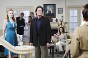Auf der Verlobungsfeier von Orson (Kyle MacLachlan, M.) und Bree (Marcia Cross, l.) taucht plötzlich Carolyn Bigsby (Laurie Metcalf, r.) auf und unterstellt Orson, dass er seine Frau getötet hat ...