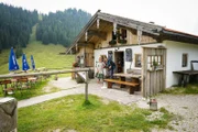 Hannah Hien mit Marcus Fahn vor der Hütte.