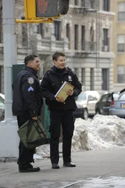 Sgt. Anthony Renzulli (Nicholas Turturro, l.) und Jamie Reagan (Will Estes, r.) haben einen Graffitysprayer auf frischer Tat ertappt, doch der junge Mann entkommt ihnen und lässt nur seinen Rucksack mit den Farbdosen zurück ...