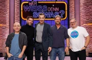 Moderator Kai Pflaume (M.) und seine Rateteam-Kapitäne Bernhard Hoëcker (l.) und Elton (r.) begrüßen in dieser Sendung den Schauspieler Ken Duken (2.v.l.) und den Schauspieler Henning Baum (2.v.r.).