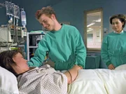 Elke und Josh (Tobias Retzlaff, mi) erwacht aus dem Koma, unterstützt von Elkes Eltern Monika (Annett Kruschke, re.) und Jörg Weber.