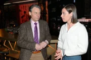 Matilda (Anna-Katharina Fecher) wird von Gerner (Wolfgang Bahro) aus ihrer guten Laune gerissen.