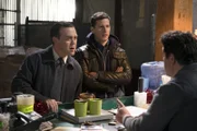 Charles Boyle (Joe Lo Truglio, l.); Jake Peralta (Andy Samberg, r.)