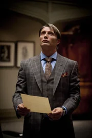 Nach außen hin macht Dr. Hannibal Lecter (Mads Mikkelsen) den Eindruck, ein lupenreiner Gentleman zu sein, doch seine wahre Identität ist alles andere als lupenrein ...
